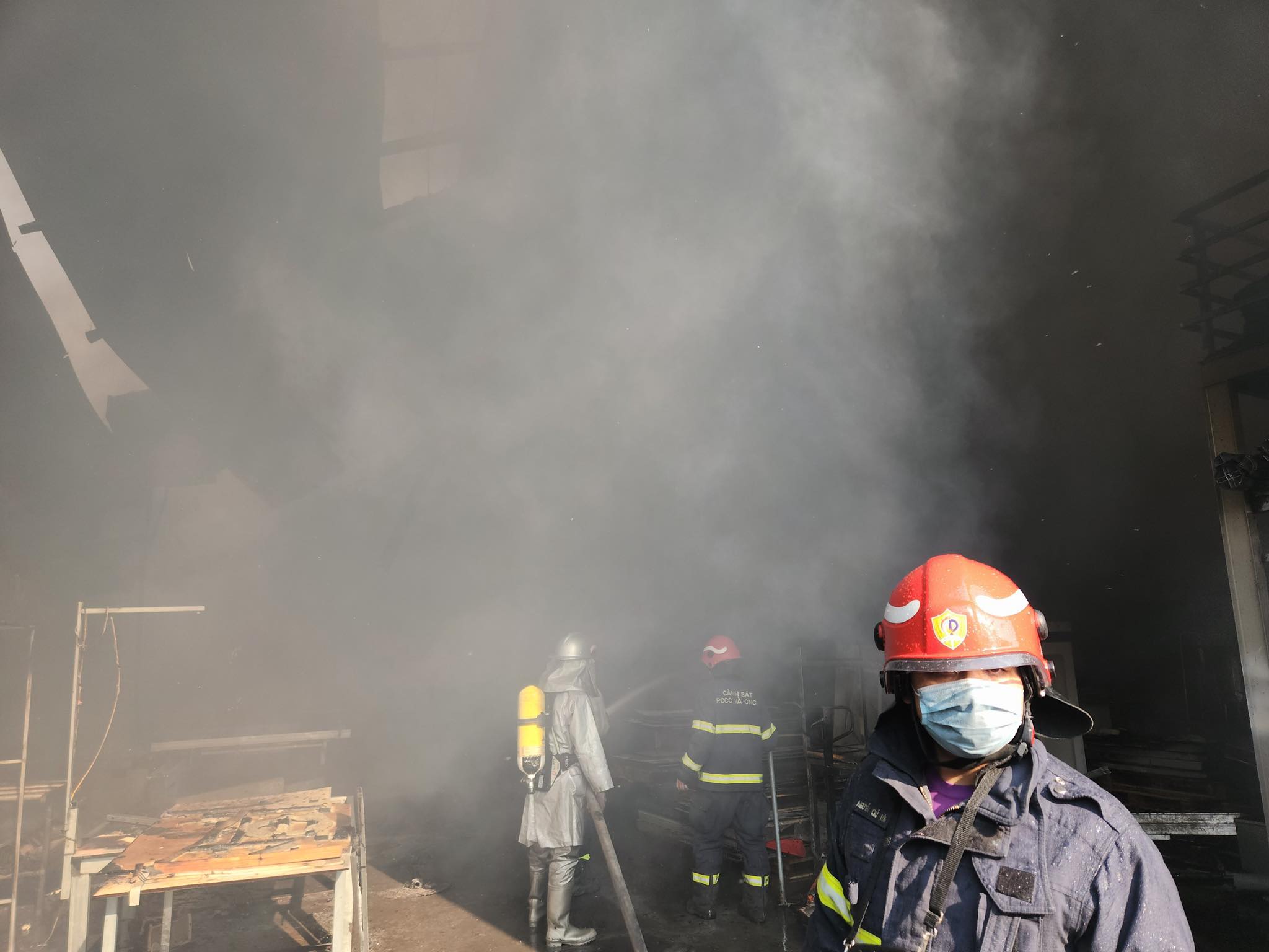 Cháy lớn tại nhà xưởng gần 1.500m2 ở Hà Nội - 2