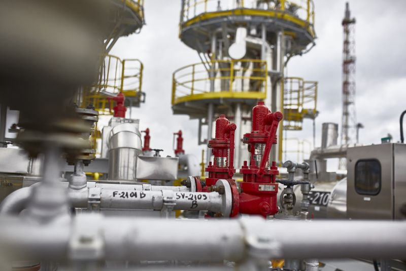 Nhà máy lọc dầu của công ty PKN Orlen ở Ba Lan. Ảnh: Bloomberg