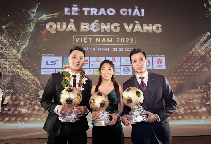 Đúng như dự đoán của giới chuyên môn, Văn Quyết, Huỳnh Như và Hồ Văn Ý đã lần lượt giành danh hiệu Quả bóng vàng nam, Quả bóng vàng nữ, Quả bóng vàng futsal sau lễ trao giải được tổ chức tối ngày 25/2 ở TP.HCM.