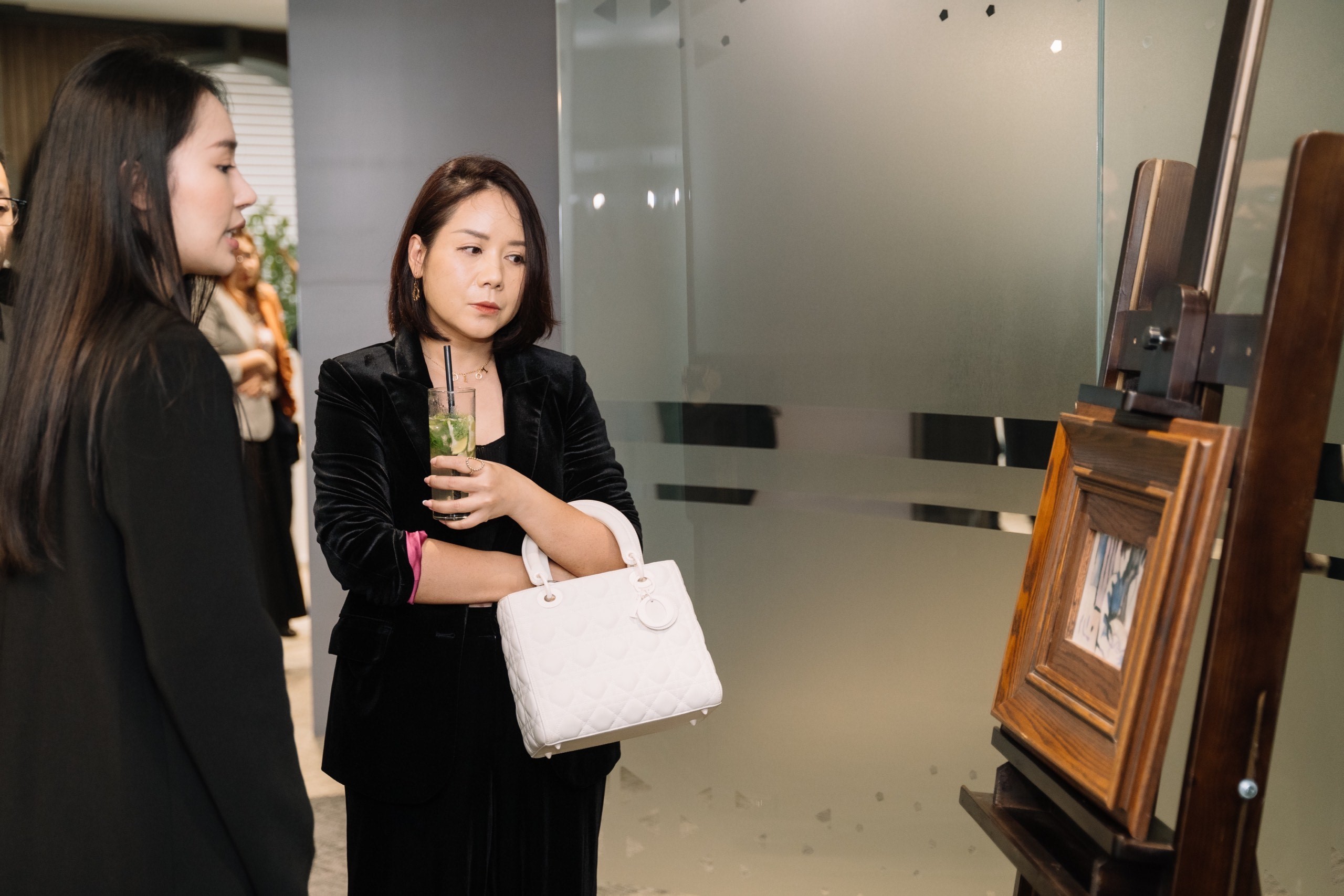 Chị Dung Tô - Nguyên CEO Eva de Eva, một doanh nhân thành đạt trong lĩnh vực thời trang đã có một khoảng thời gian thú vị với những kiến thức về sưu tầm tranh từ BIDV Private Club.&nbsp;