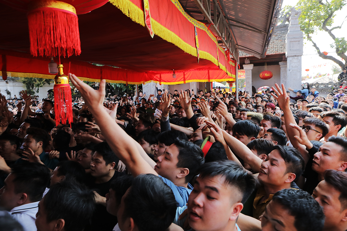 Theo ghi nhận của PV, sân đình làng Sơn Đồng đông kín thanh niên. Họ đến từ sớm, háo hức chờ đến giờ cướp bông. 13h30, Ban tổ chức đưa bông tre ra ngoài, nhưng do quá đông đông người xô đẩy nên BTC cùng lực lượng an ninh phải lùi giờ tung bông tre khoảng 30 phút để ổn định đám đông quá khích.