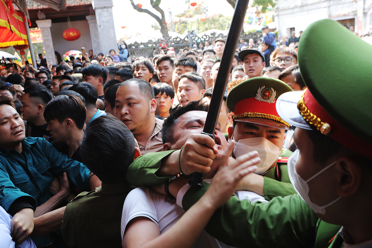 Một số thanh niên quá khích đã bị lực lượng an ninh đưa đưa vào bên trong, chờ xử lý. Theo BTC, năm nay bố trí rất nhiều người trong làng làm nhiệm vụ đảm bảo an ninh cùng với lực lượng công an huyện, nhằm tránh tình trạng đánh nhau, đổ máu như mọi năm.