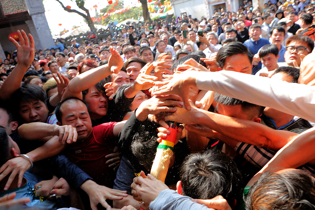 Cây bông được làm từ một đoạn tre có 5 đốt, thuộc cung ngũ phúc được vót bông trắng tinh, cuốn xù từng gióng, sau đó lấy giấy gắn lại và thêm tua rua cho đẹp. Theo nghi thức, sẽ có 2 cây bông được mang ra đình để thanh niên giằng lấy.