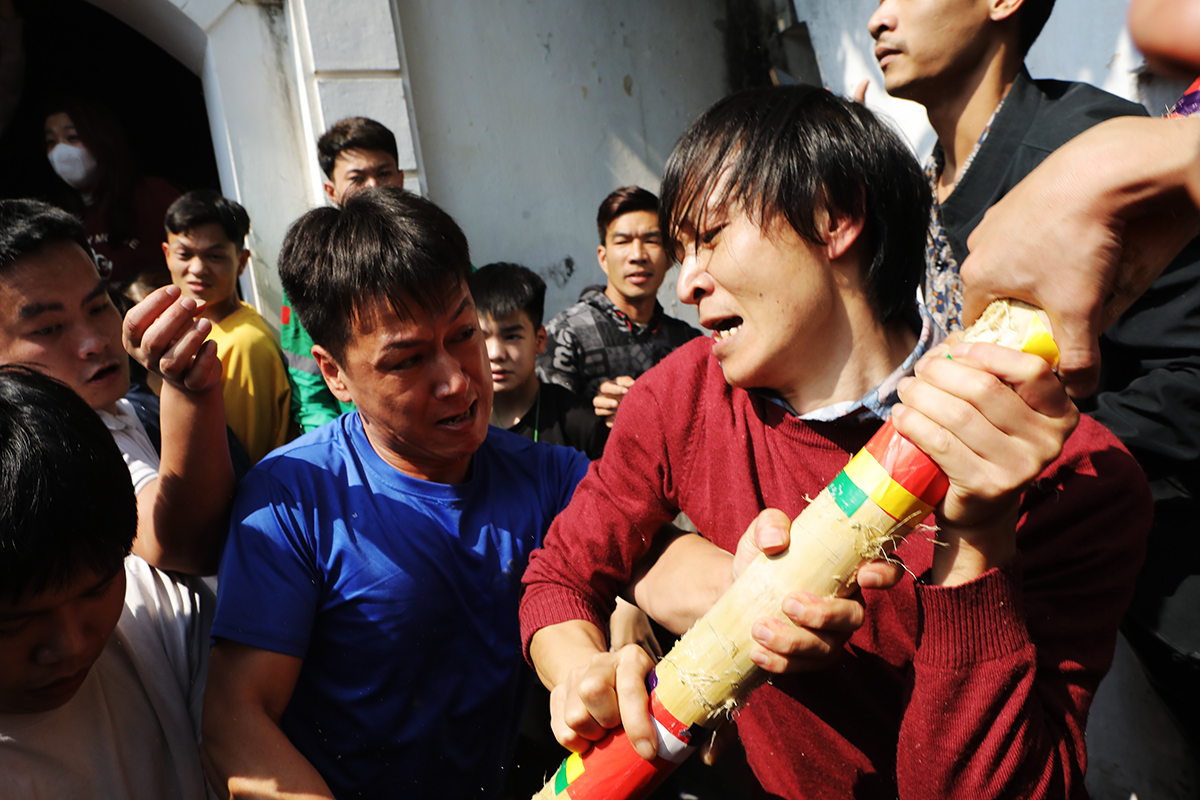 Cuộc giàng cây bông kéo dài cho đến khi người chiến thắng giơ được cây bông lên cao. Cuộc giành bông sẽ kết thúc trong tiếng vỗ tay, reo hò, hoan hỉ của dân làng.