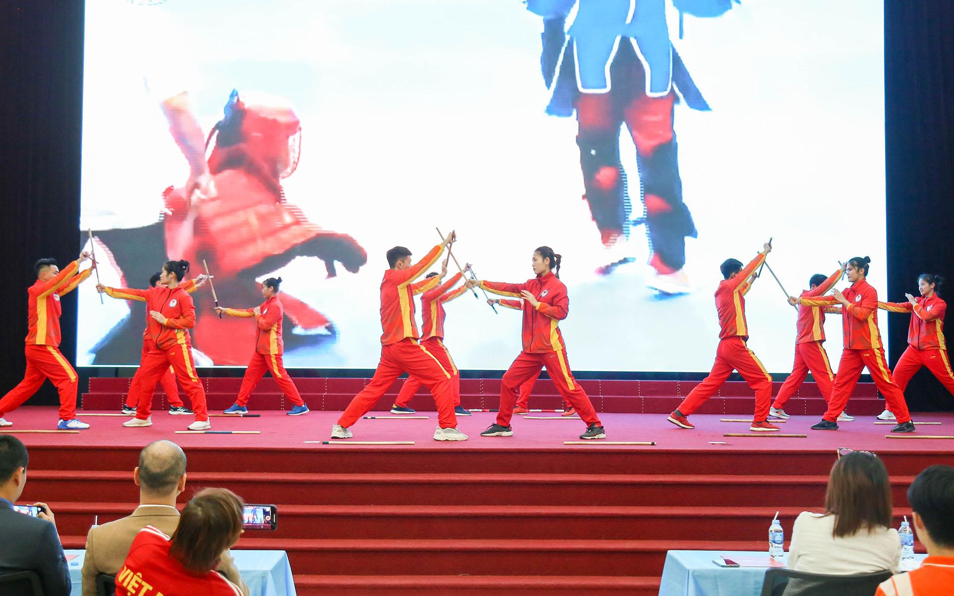 Màn biểu diễn võ gậy của các VĐV Đội tuyển Võ gậy (Arnis) Quốc gia tại Lễ Tiếp nhận tài trợ.