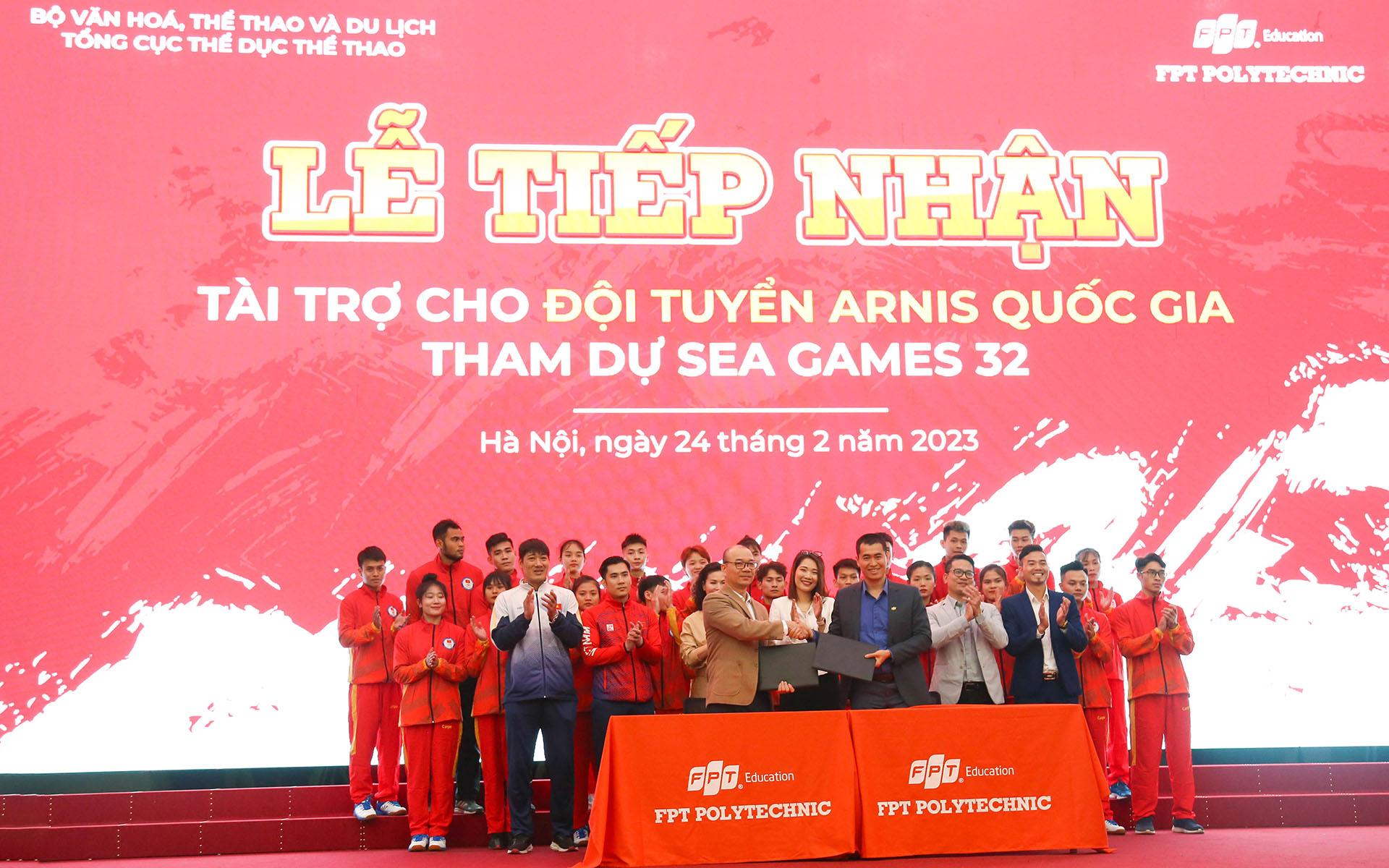 Ông Hoàng Quốc Vinh - Vụ trưởng Vụ Thể thao thành tích cao 1 cùng ông Vũ Chí Thành - Hiệu trưởng Trường Cao đẳng FPT Polytechnic ký kết xác nhận tài trợ cho đội tuyển võ gậy.