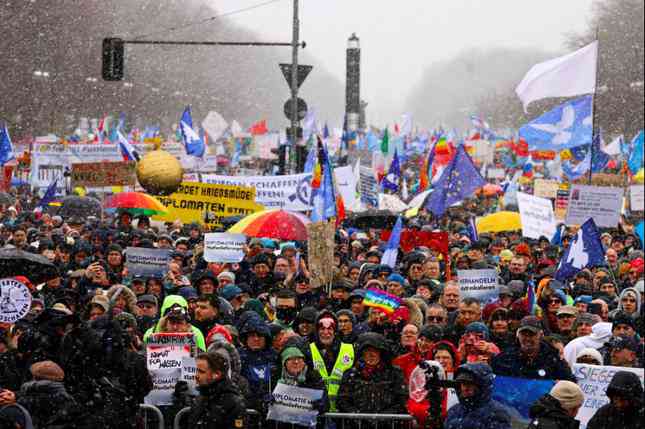 Đám đông biểu tình ở trung tâm thủ đô Berlin ngày 25/2. (Ảnh: Reuters)