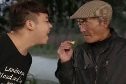 Clip hài hước - Anh chàng chưng hửng với ông chủ bán hoa quả khó đỡ