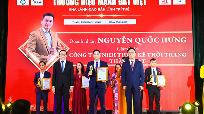 Doanh nhân Nguyễn Quốc Hương tại lễ vinh danh “Thương hiệu mạnh Đại Việt”