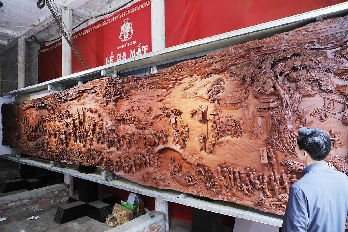 Ảnh: Bức tranh gỗ liền khối dài kỷ lục, chạm khắc 348 nhân vật 3D, giá trị 