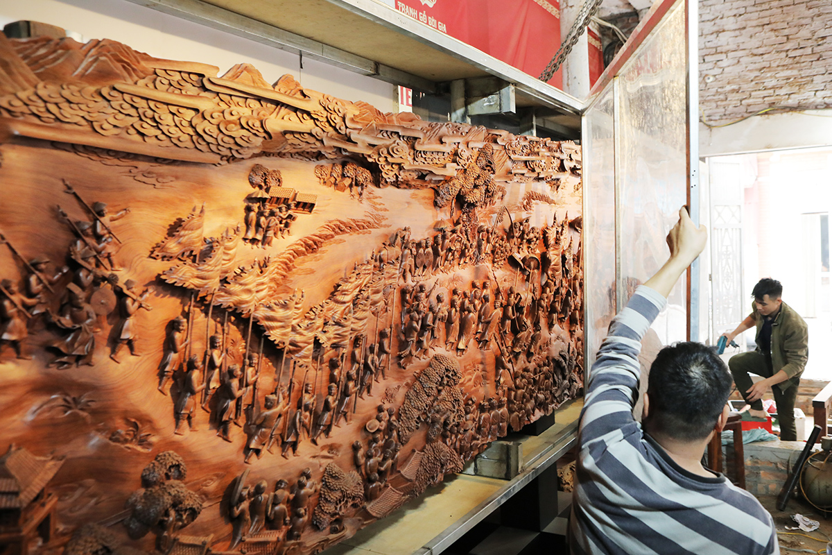 Ảnh: Bức tranh gỗ liền khối dài kỷ lục, chạm khắc 348 nhân vật 3D, giá trị 