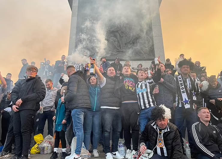 Hình ảnh fan Newcastle tạo nên không khí cuồng nhiệt trước trận chung kết League Cup