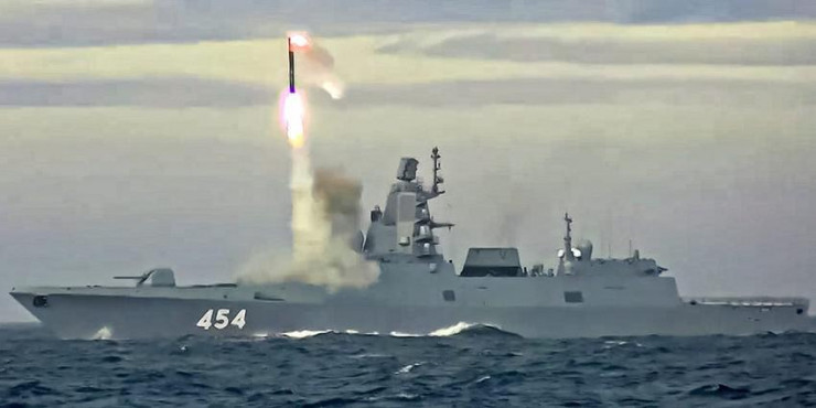 Tàu hộ vệ Đô đốc Gorshkov của Nga phóng tên lửa siêu thanh Zircon tại biển Barents hồi tháng 5-2022. Ảnh: Russian Defense Ministry Press Service/AP