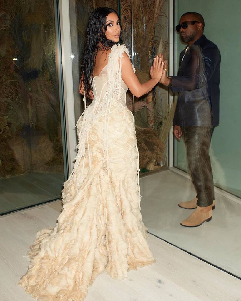 Kim Kardashian lại chật vật vì váy bó - 5