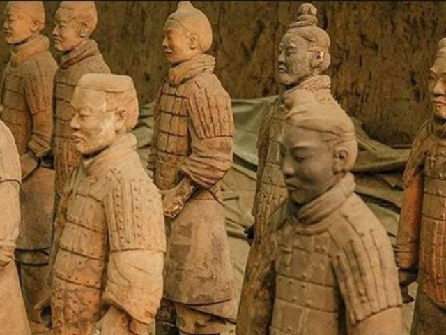 Pho tượng đất nung có tư thế kỳ lạ trong lăng mộ Tần Thủy Hoàng