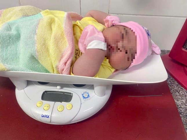 Bé gái sơ sinh chào đời với cân nặng 'khủng' 6kg - 1