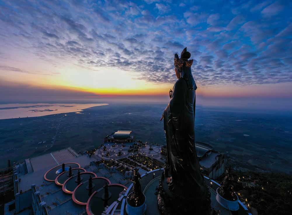 Tượng Phật Bà Tây Bổ uy nghi trên đỉnh núi Bà Đen