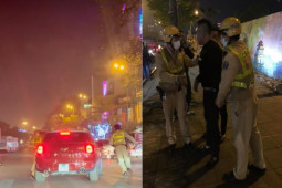 Tin tức trong ngày - "Ma men" lái ô tô "thông chốt" kiểm tra nồng độ cồn, hất CSGT Hà Nội lên nắp capo