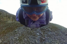 Bạn trẻ - Cuộc sống - Cụ bà 85 tuổi háo hức hoàn thành kỳ tích bay trên bầu trời