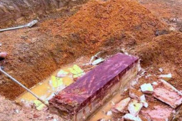 Tin tức trong ngày - Phát hiện mộ cổ nặng khoảng nửa tấn khi đào móng nhà