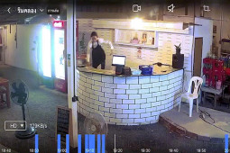 Phi thường - kỳ quặc - Video: Phát hiện rắn hổ mang chúa dài 4m, nữ phục vụ sợ hãi nhảy qua quầy bar