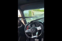 Ô tô - Clip: Siêu phẩm Mercedes G63 bị thép cây xuyên thủng kính lái