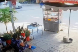 Xe máy - Xe đạp - Clip: Phóng nhanh tại ngã tư, hai mẹ con bị ô tô hất tung