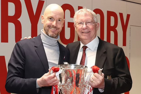 MU vô địch League Cup: Ten Hag mời Sir Alex vào phòng thay đồ nâng cúp