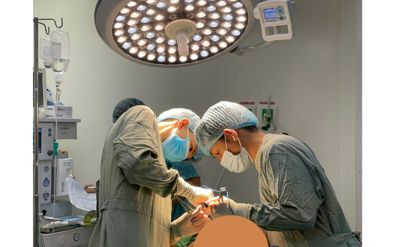 Bác sĩ Thành (phía bên phải) vẫn đã và đang nỗ lực nâng cao tay nghề thẩm mỹ