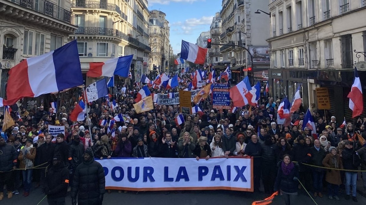 Hàng ngàn người Pháp biểu tình trên đường phố hôm 26/2.