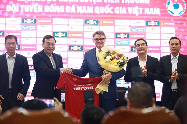 HLV Troussier chính thức ký kết&nbsp;hợp đồng dẫn dắt ĐT Việt Nam