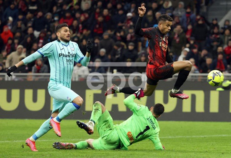 Junior Messias vượt qua Juan Musso để ghi bàn ấn định thắng lợi cho nhà đương kim vô địch Serie A