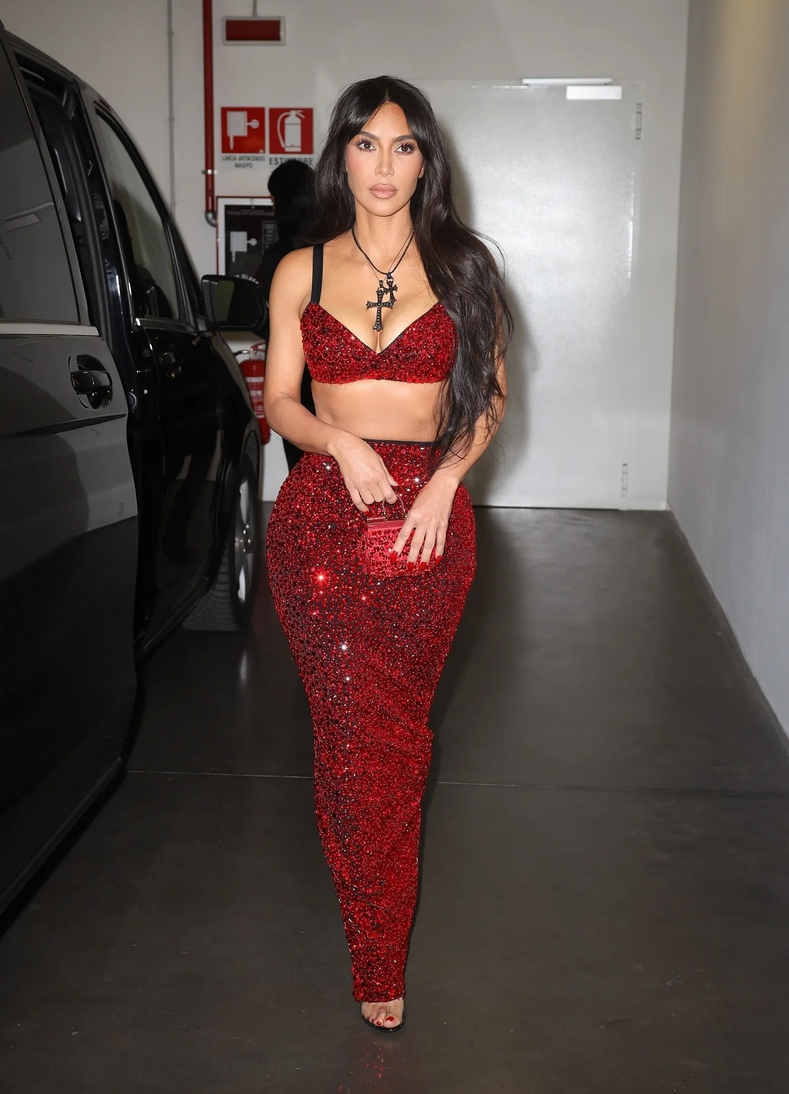 Kim Kardashian lại chật vật vì váy bó, từng không dám uống nước vì sợ... đi vệ sinh - 4