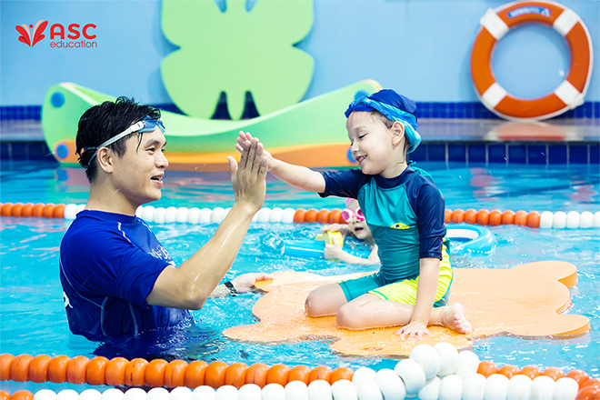 Vì sao trường bơi sinh tồn Aqua-Tots Mỹ được cha mẹ Việt yêu thích - 1
