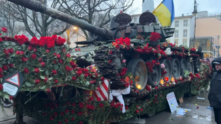 Xe tăng Nga bị hư hại trưng bày ở Berlin, dân Đức phản ứng "lạ"