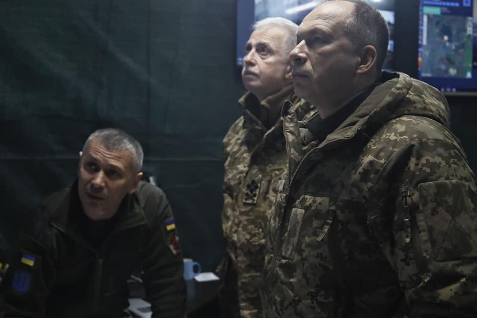 Đại tướng&nbsp;Oleksandr Syrskyi (phải) gần đây đã tới "chảo lửa" Bakhmut. Ảnh: Lục quân Ukraine.