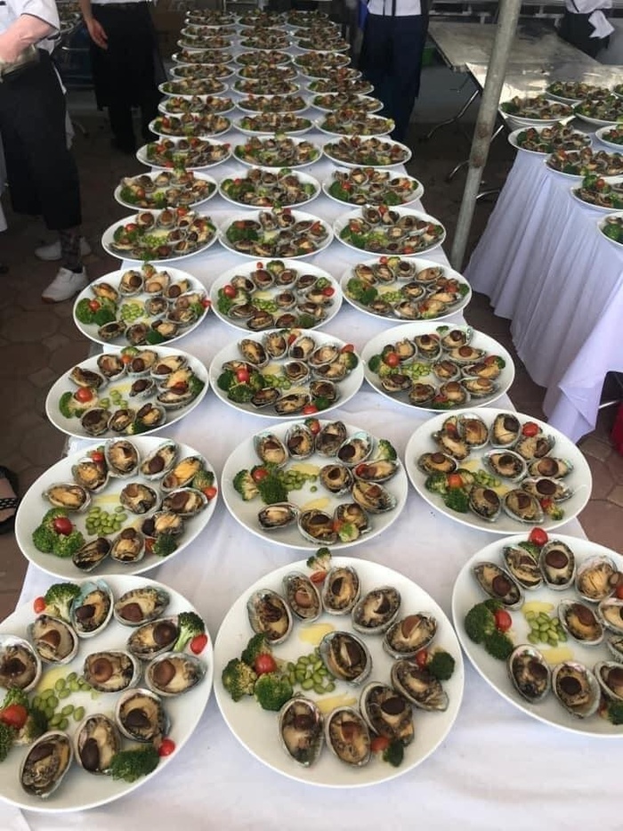 Hàng trăm đĩa bào ngư sốt xì dầu được bày ra để đãi khách