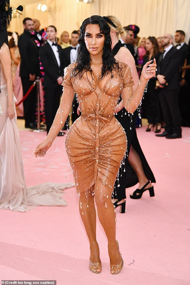 Kim Kardashian lại chật vật vì váy bó, từng không dám uống nước vì sợ... đi vệ sinh - 7