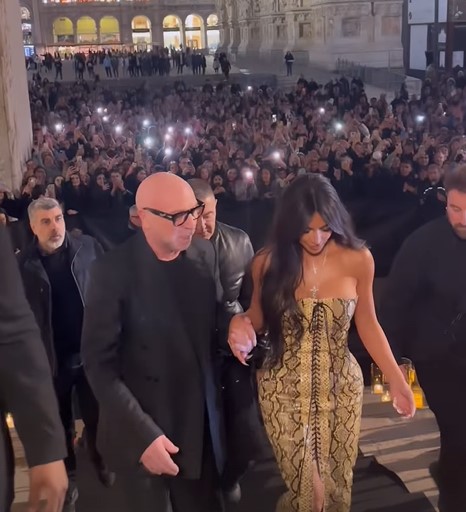 Kim Kardashian lại chật vật vì váy bó, từng không dám uống nước vì sợ... đi vệ sinh - 2