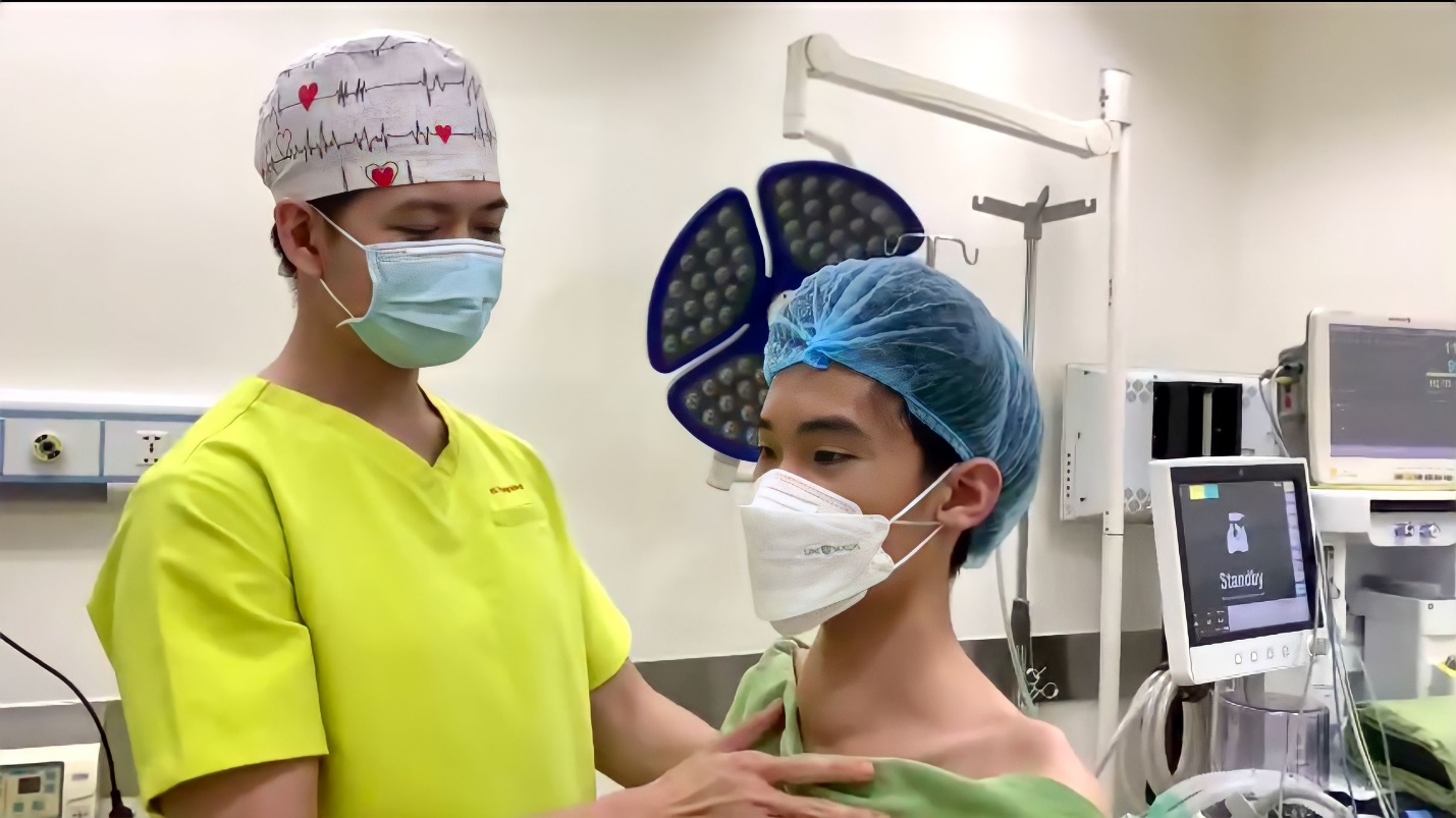 Bác sĩ Lê Lý Trọng Hưng và bệnh nhân chuẩn bị đốt sóng cao tần u tuyến giáp.