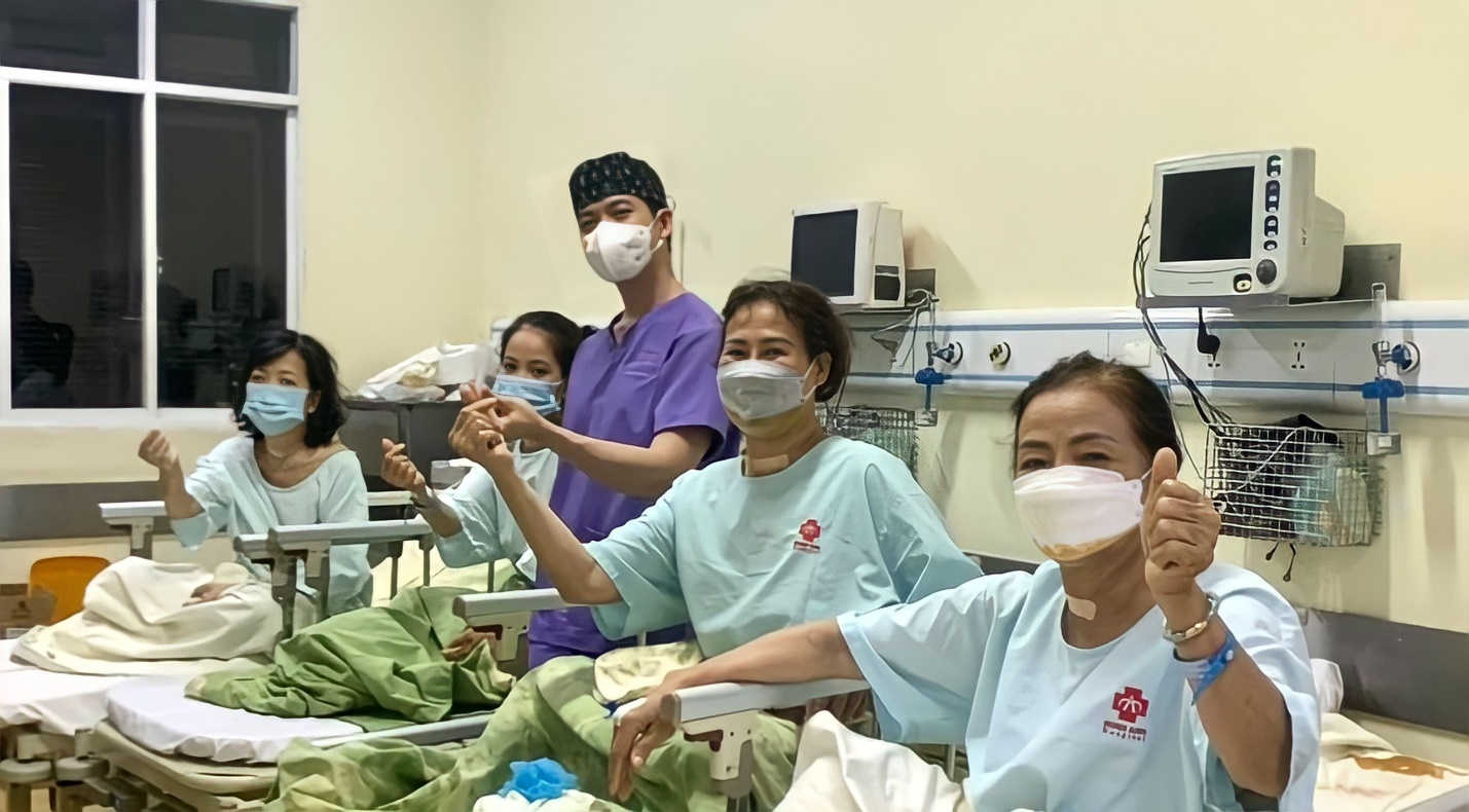 Bác sĩ Lê Lý Trọng Hưng và những bệnh nhân vui vẻ chụp ảnh kỷ niệm sau khi thực hiện can thiệp đốt sóng cao tần u tuyến giáp