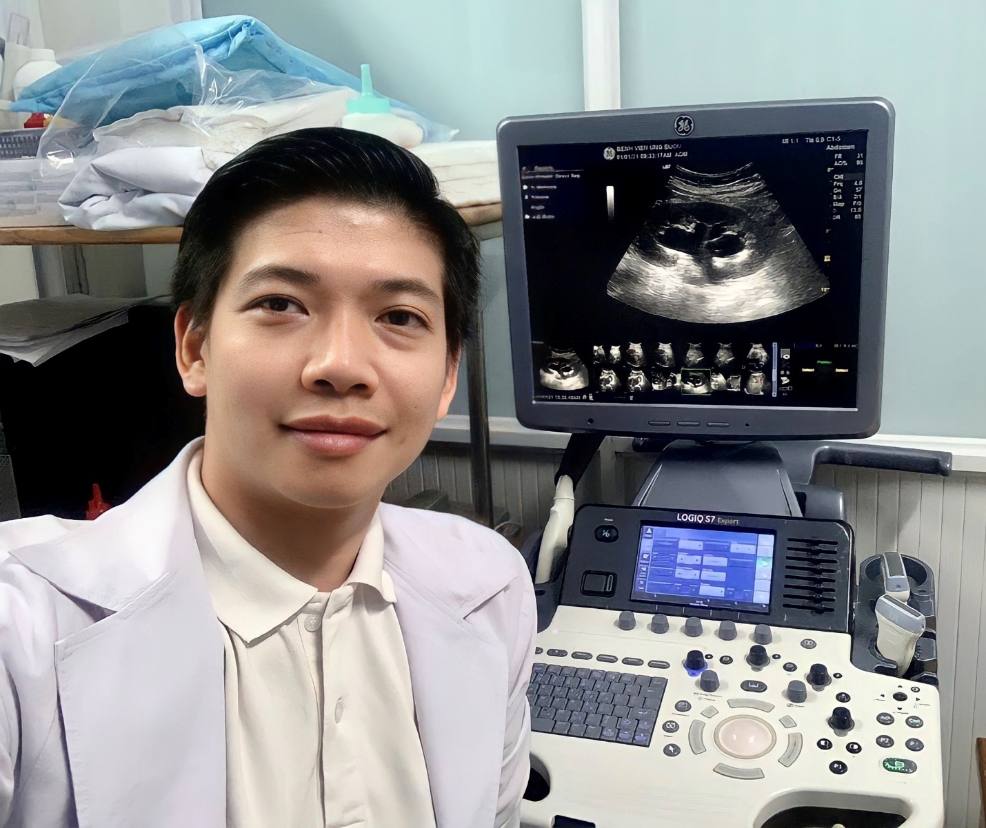 Bác sĩ Lê Lý Trọng Hưng – Chàng bác sĩ ngày đêm ra sức gìn giữ tuyến giáp.