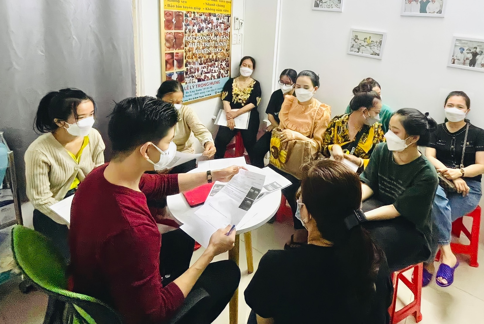 Bác sĩ Lê Lý Trọng Hưng dành cuối mỗi buổi khám 30 phút để giải đáp thắc mắc cho bệnh nhân