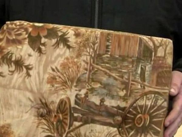 Phi thường - kỳ quặc - Kiểm tra ghế sofa mới mua, người đàn ông phát hiện chiếc hộp chứa một thứ gây sốc