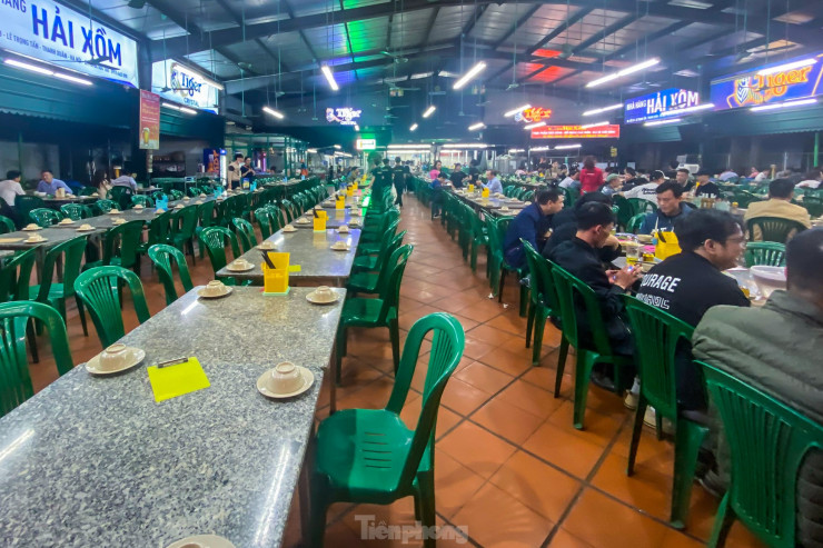 Theo ghi nhận của PV, sau dịp Tết, nhiều quán bia, quán nhậu nổi tiếng ở Hà Nội trở nên vắng vẻ trong đợt cao điểm kiểm tra nồng độ cồn, dân nhậu cũng bắt đầu thay đổi thói quen đi uống vì sợ bị phạt.