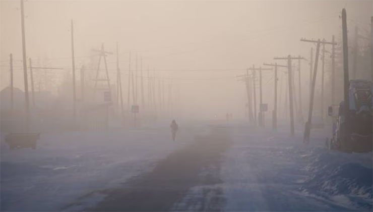 Thị trấn Oymyakon cách Yakutsk 70km về phía nam bị bao phủ đầy băng giá. Nhiệt độ thấp nhất được ghi nhận của Oymyakon là - 71,2 C vào năm 1924.
