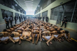 Siêu nhà tù lớn nhất châu Mỹ ở El Salvador mở cửa và lời cảnh báo đáng sợ