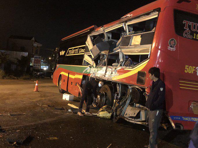 Quảng Ngãi: Xe khách va chạm với xe tải, 5 người bị thương nặng - 2
