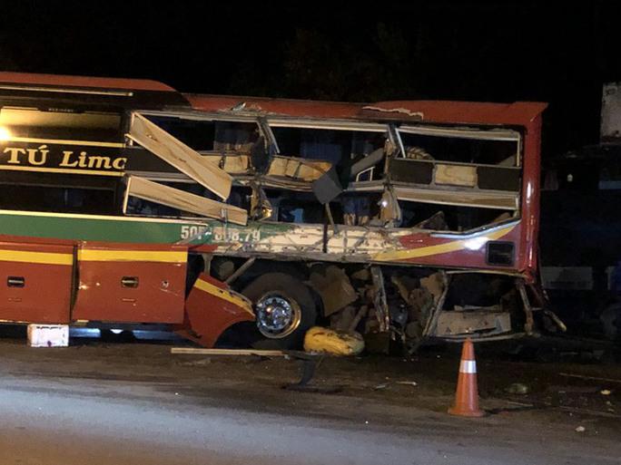 Quảng Ngãi: Xe khách va chạm với xe tải, 5 người bị thương nặng - 3