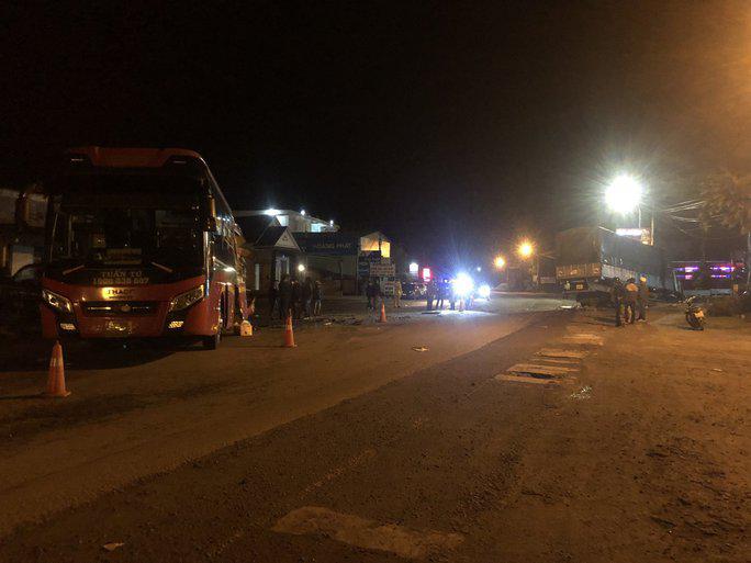 Quảng Ngãi: Xe khách va chạm với xe tải, 5 người bị thương nặng - 1
